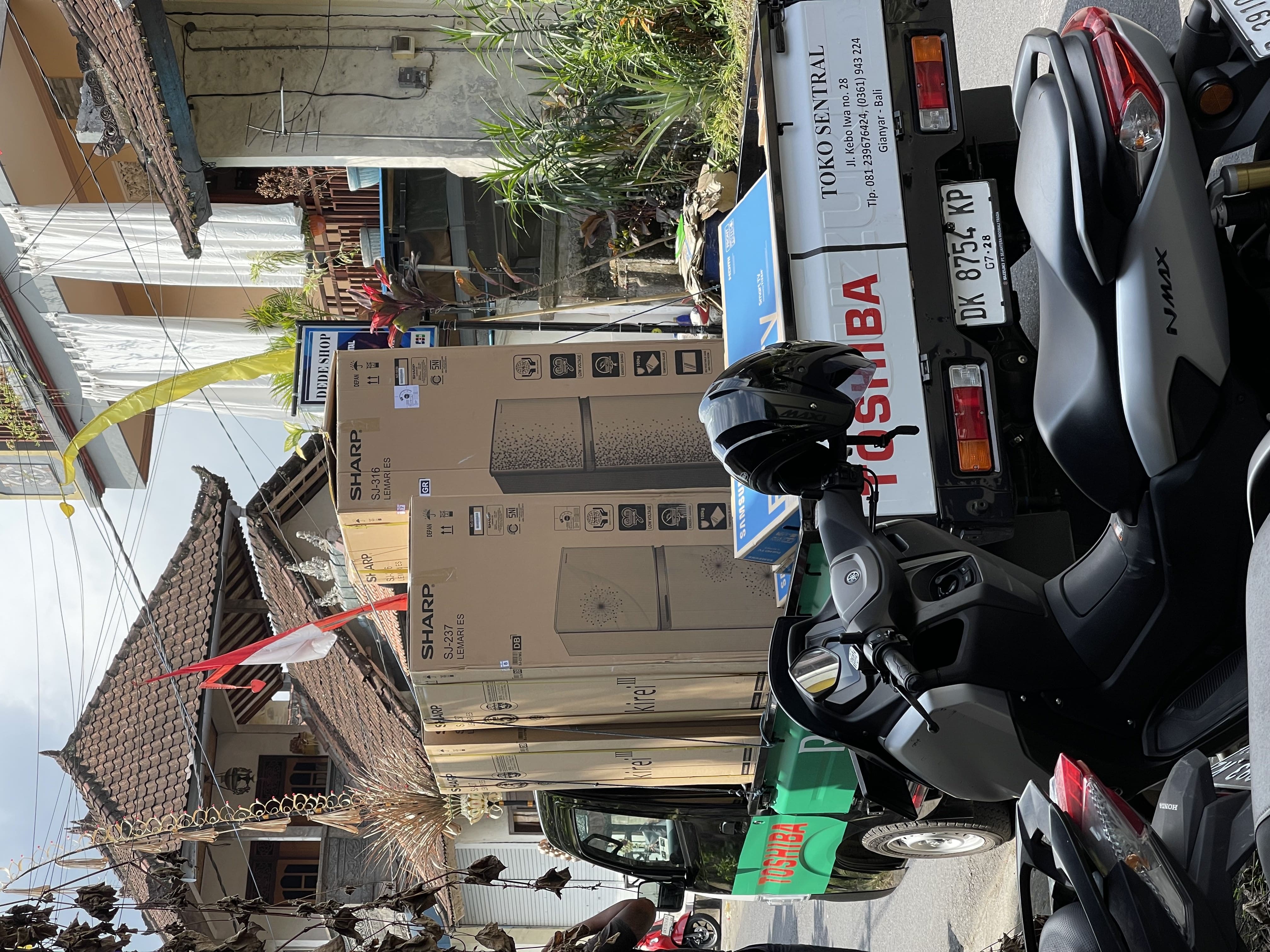 AC cargo on Penestanan streets, Ubud